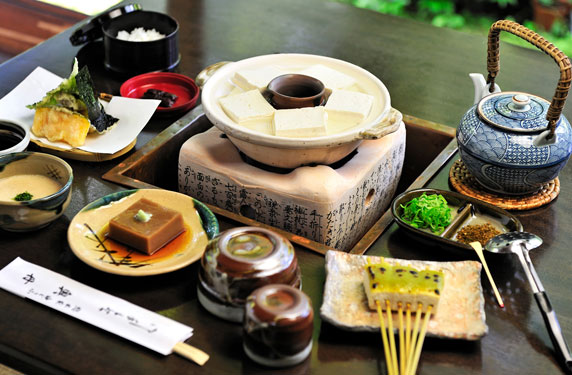京都の料亭で使っていた湯豆腐器炭で湯を沸かす 総本家 ゆどうふ 奥丹清水 |清水寺・高台寺|京都いいとこウェブ