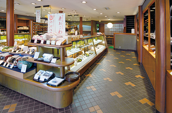 永楽屋 本店 佃煮と和菓子の専門店、2階の喫茶も人気|河原町|京都いい